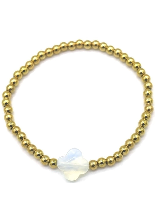 Goud kralenarmbandje met een doorzichtige klaver