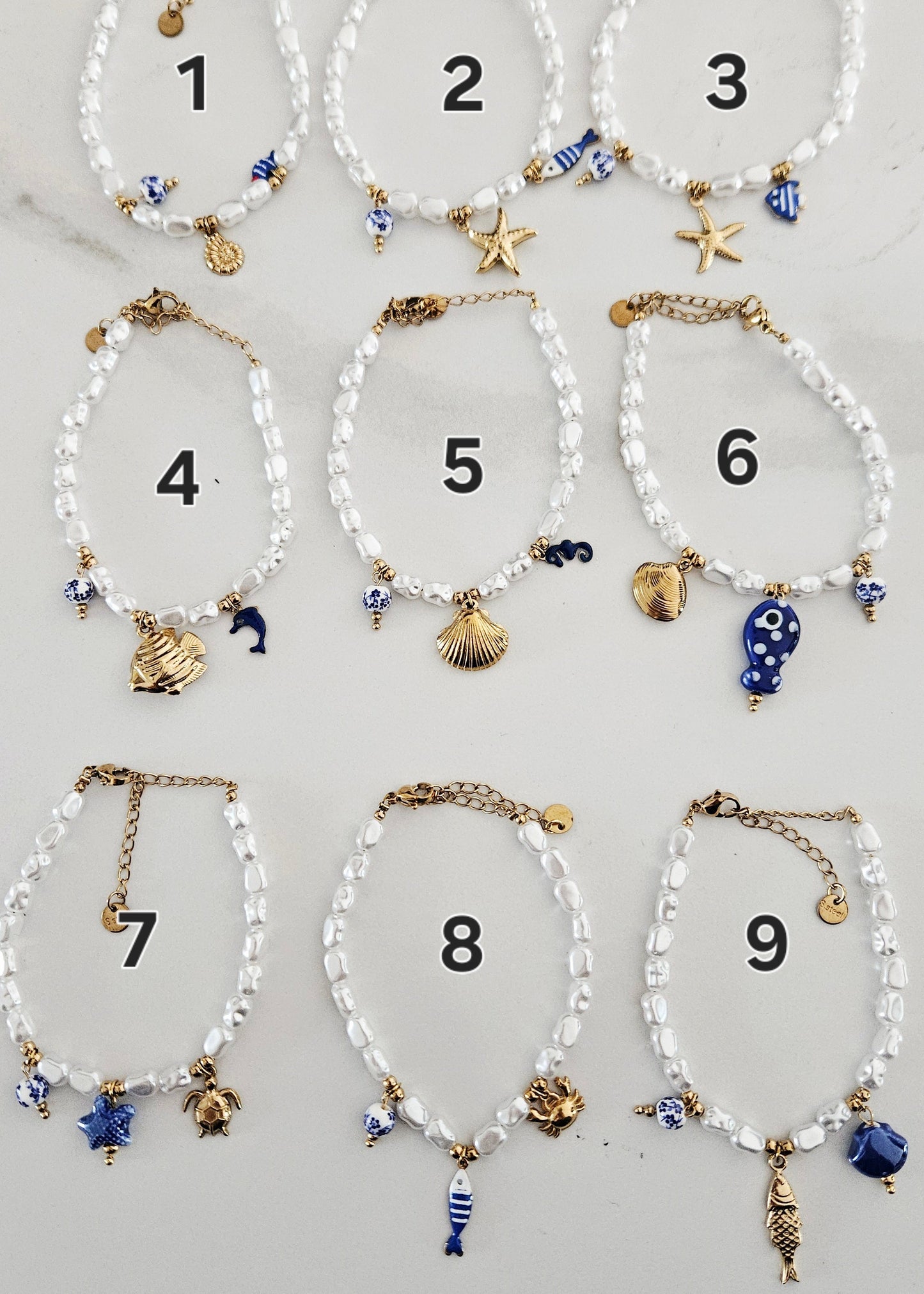 Kralenarmbandjes van By Anoor met parels en strandbedels
