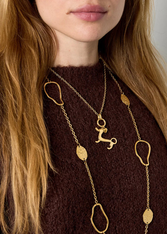 Gouden ketting met een hanger van een teckel en een hartje by anoor