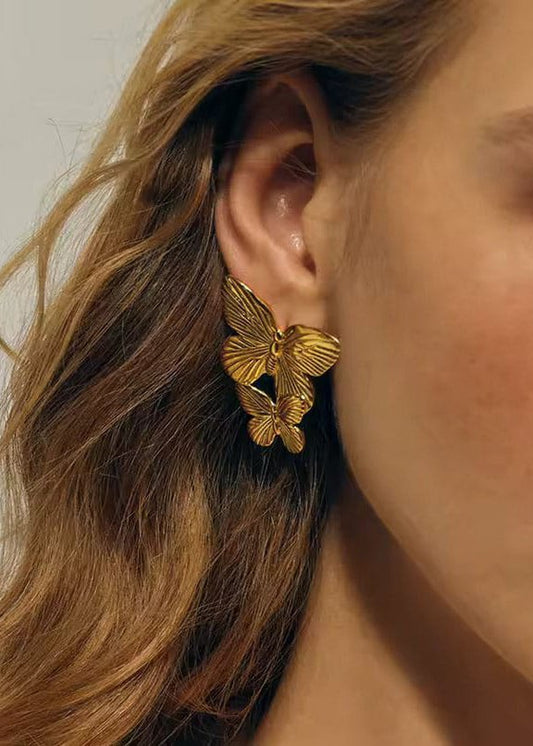 Grote oorbellen twee vlinders goud