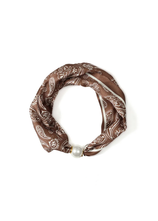 Kort glanzend sjaaltje bruin met wit paisley patroon met een grote parel
