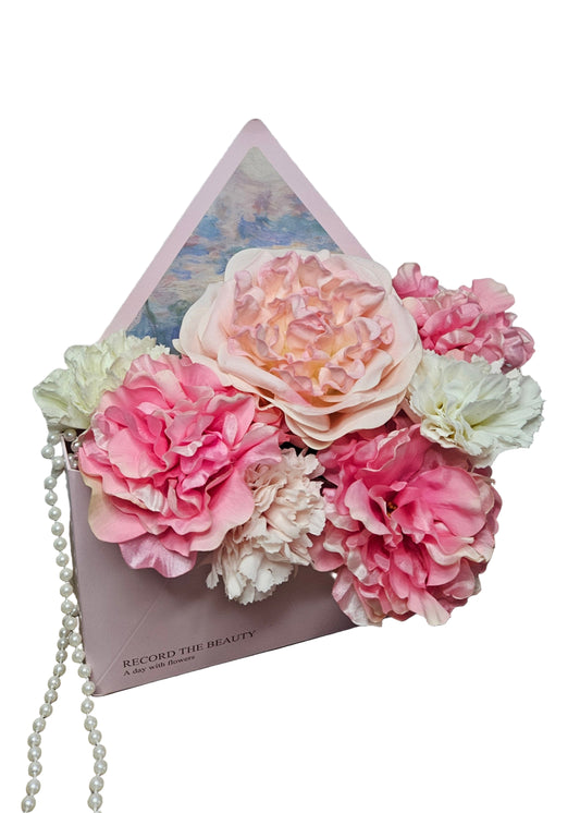 Tasje met parelketting en zijden bloemen