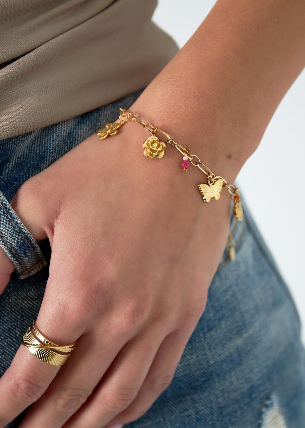 Vrolijk armbandje met charms en bedels goud