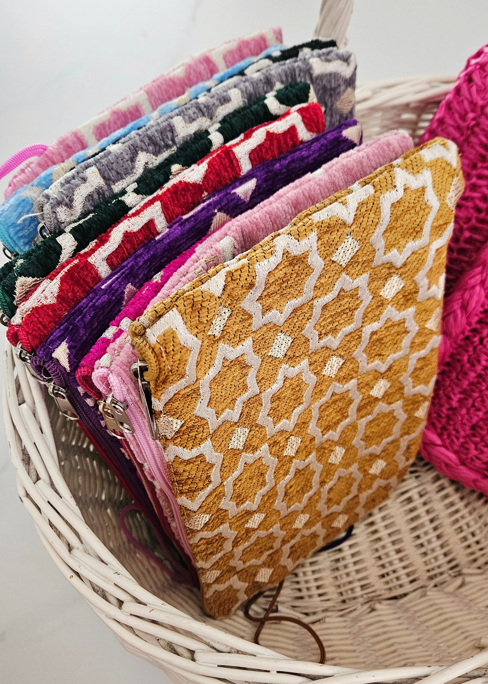 Clutch voor de zomer met de kleuren roze paars rood groen paars geel