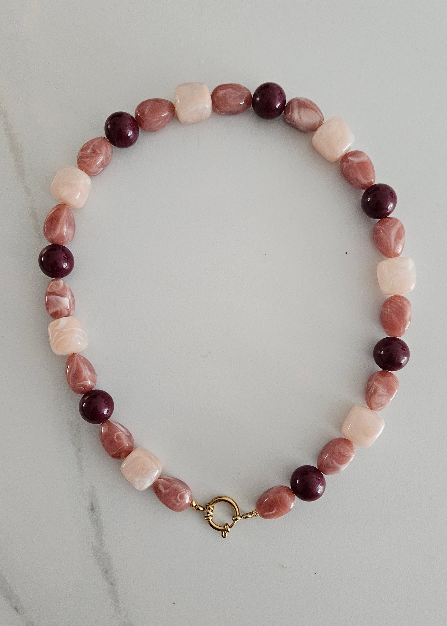 Handgemaakte ketting met grote roze kralen by anoor