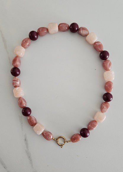 Handgemaakte ketting met grote roze kralen by anoor