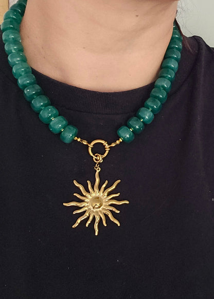 Handgemaakte ketting met grote groenen kralen