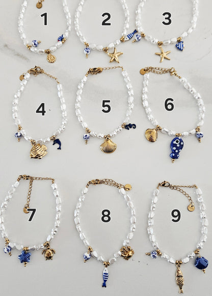 Kralenarmbandjes van By Anoor met parels en strandbedels