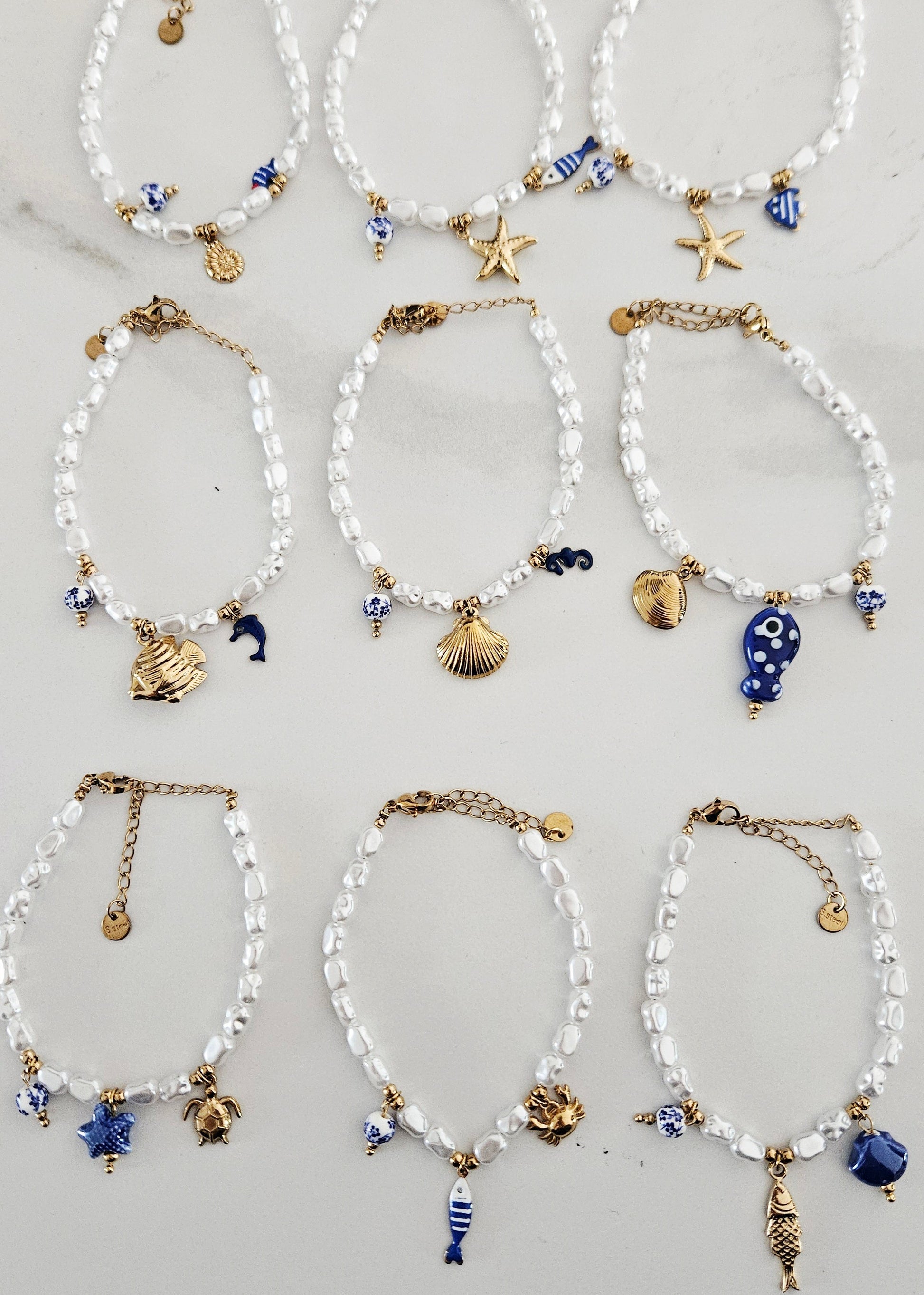 Kralenarmbandjes met bedeltjes van vissen, zeesterren, schelpen, zeeschildpadden