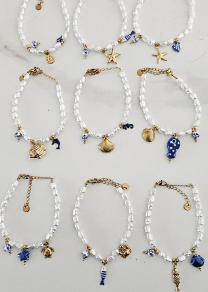 Kralenarmbandjes met bedeltjes van vissen, zeesterren, schelpen, zeeschildpadden