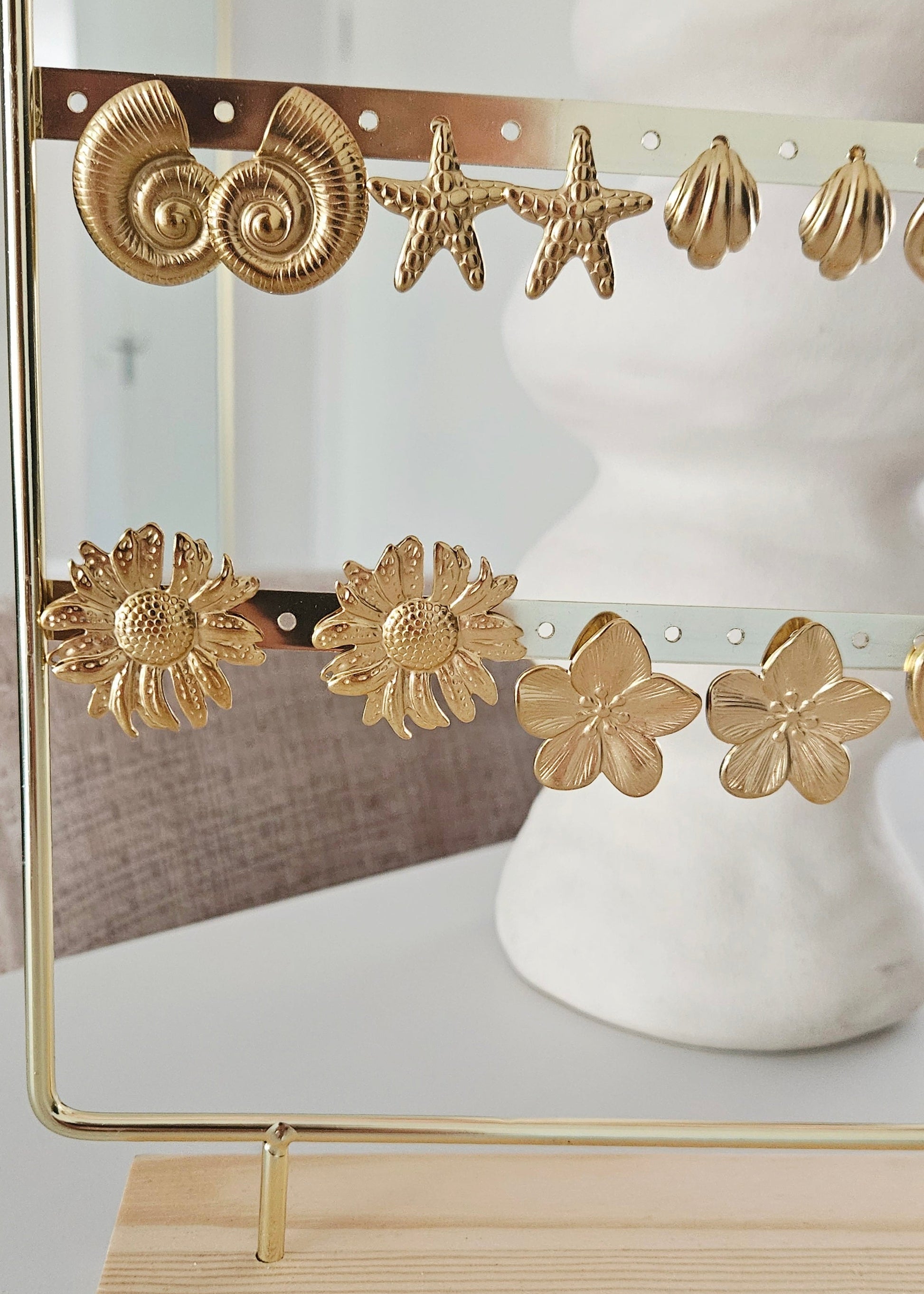 Grote gouden waterproof oorstekers van bloemen en schelpen