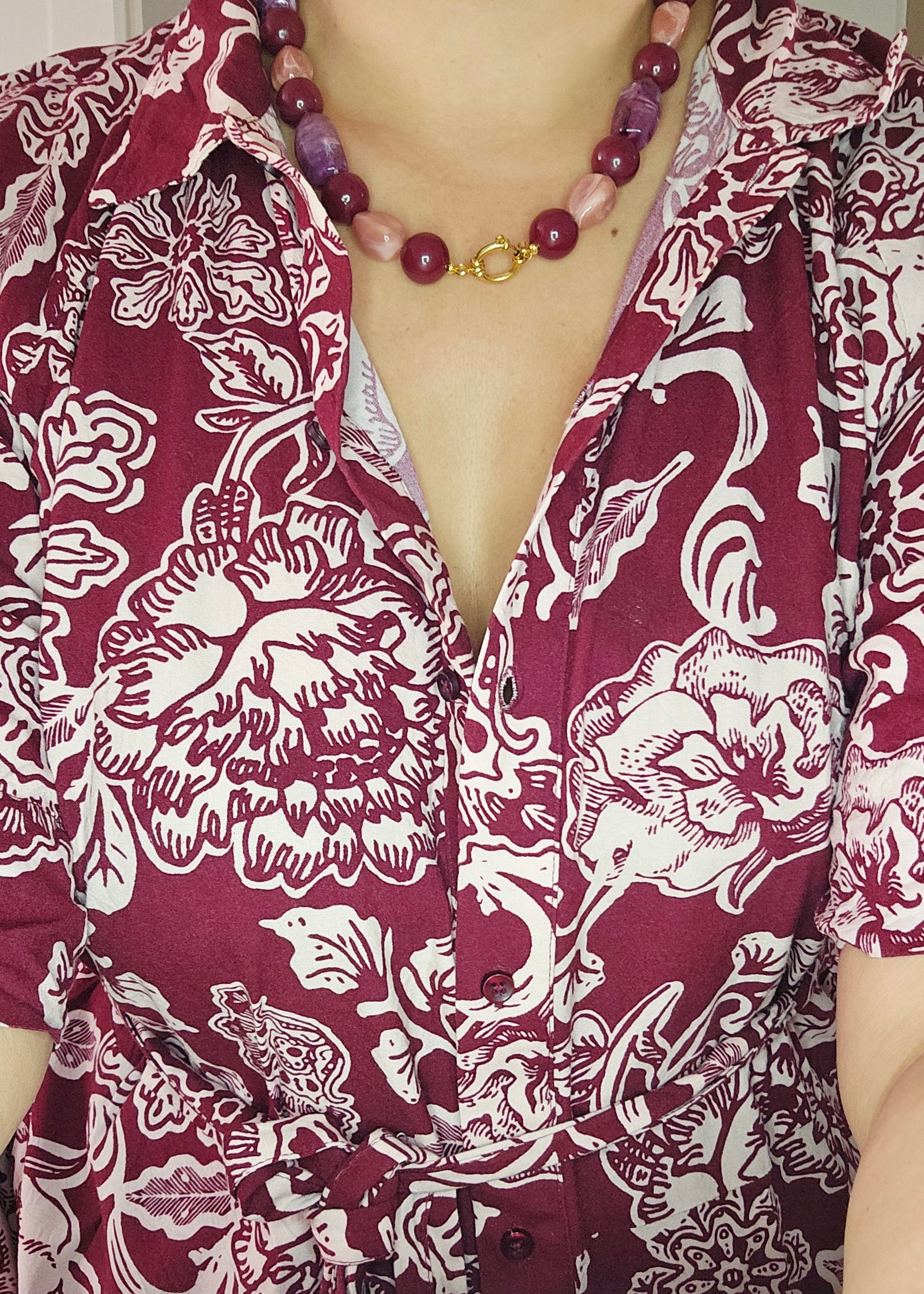 Statement ketting met paarse en roze kralen en een goud boeislot