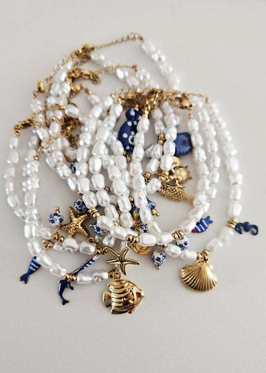 Zomerse kralenarmbandjes met parels en blauw en gouden bedeltjes