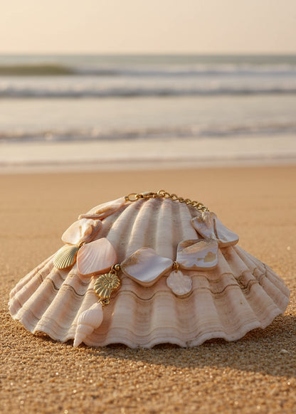 Armband strand schelpjes beige goud
