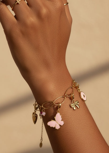 Armbandje goudkleurig met vlinder bedeltje