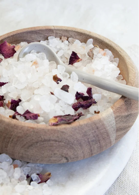 Badzout met rozenblaadjes