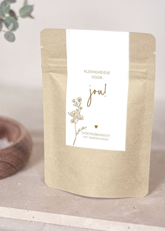 Badzout voetenbad met rozenblaadjes