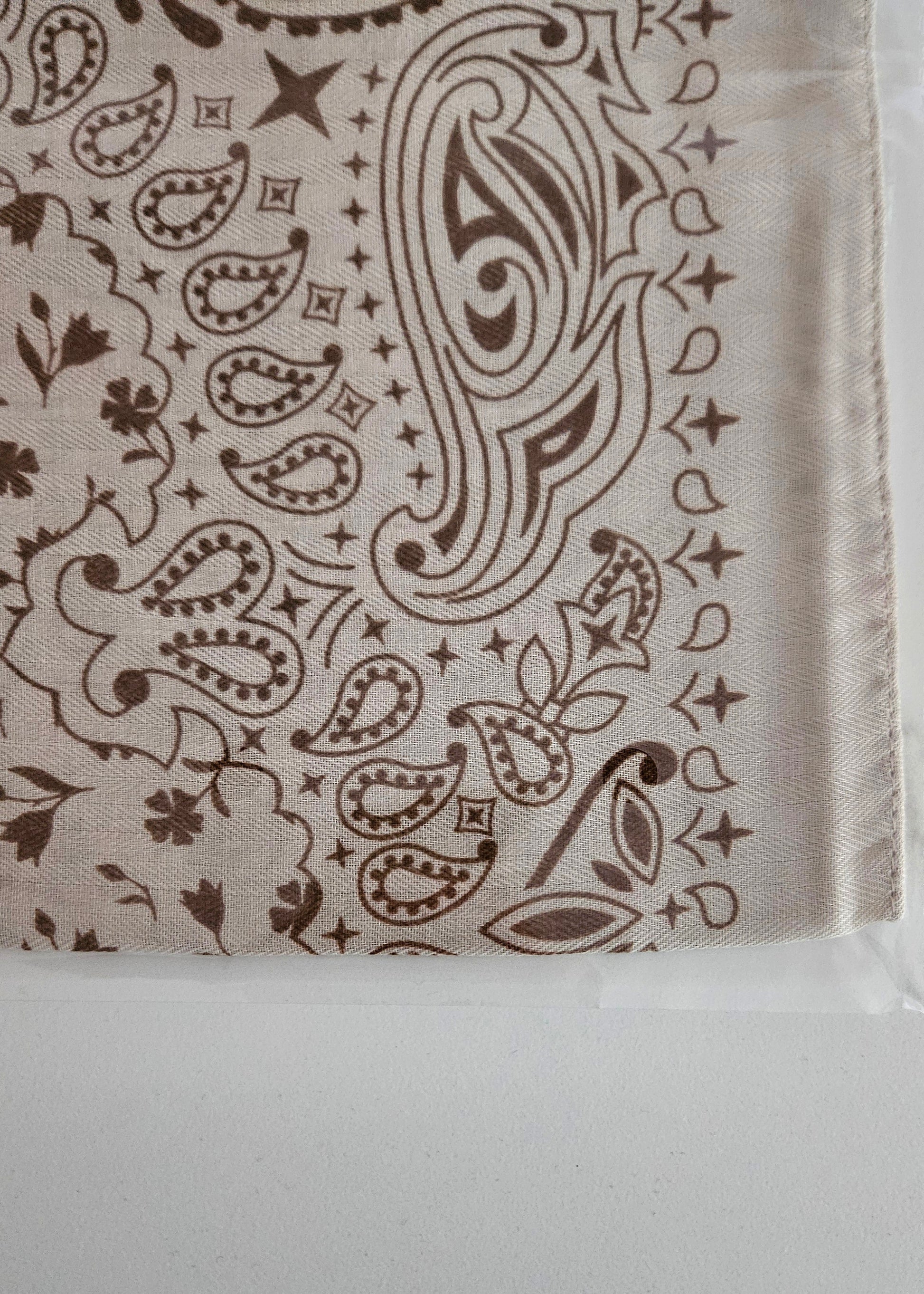 Beige zomersjaaltje paisley bruin patroon
