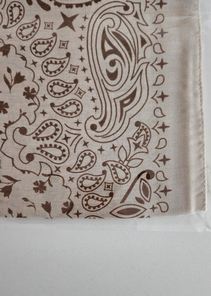 Beige zomersjaaltje paisley bruin patroon