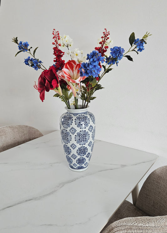 Boeket kunstbloemen in blauw wit en rood