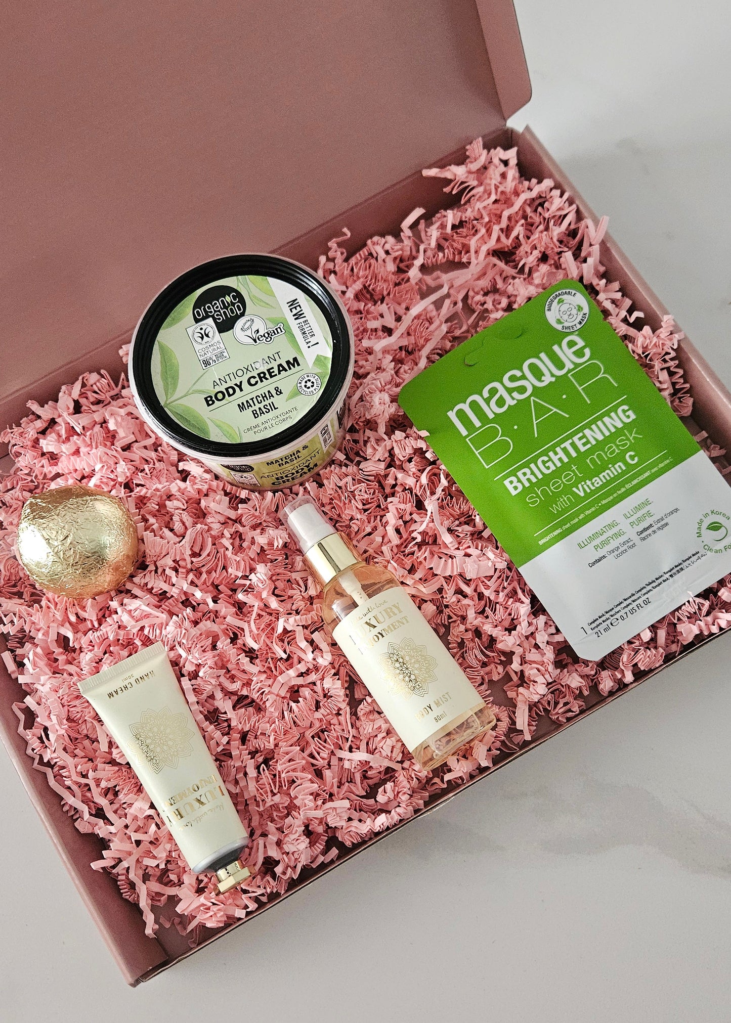 Cadeaubox met beautyproducten zoals een maskertje en matcha bodycream