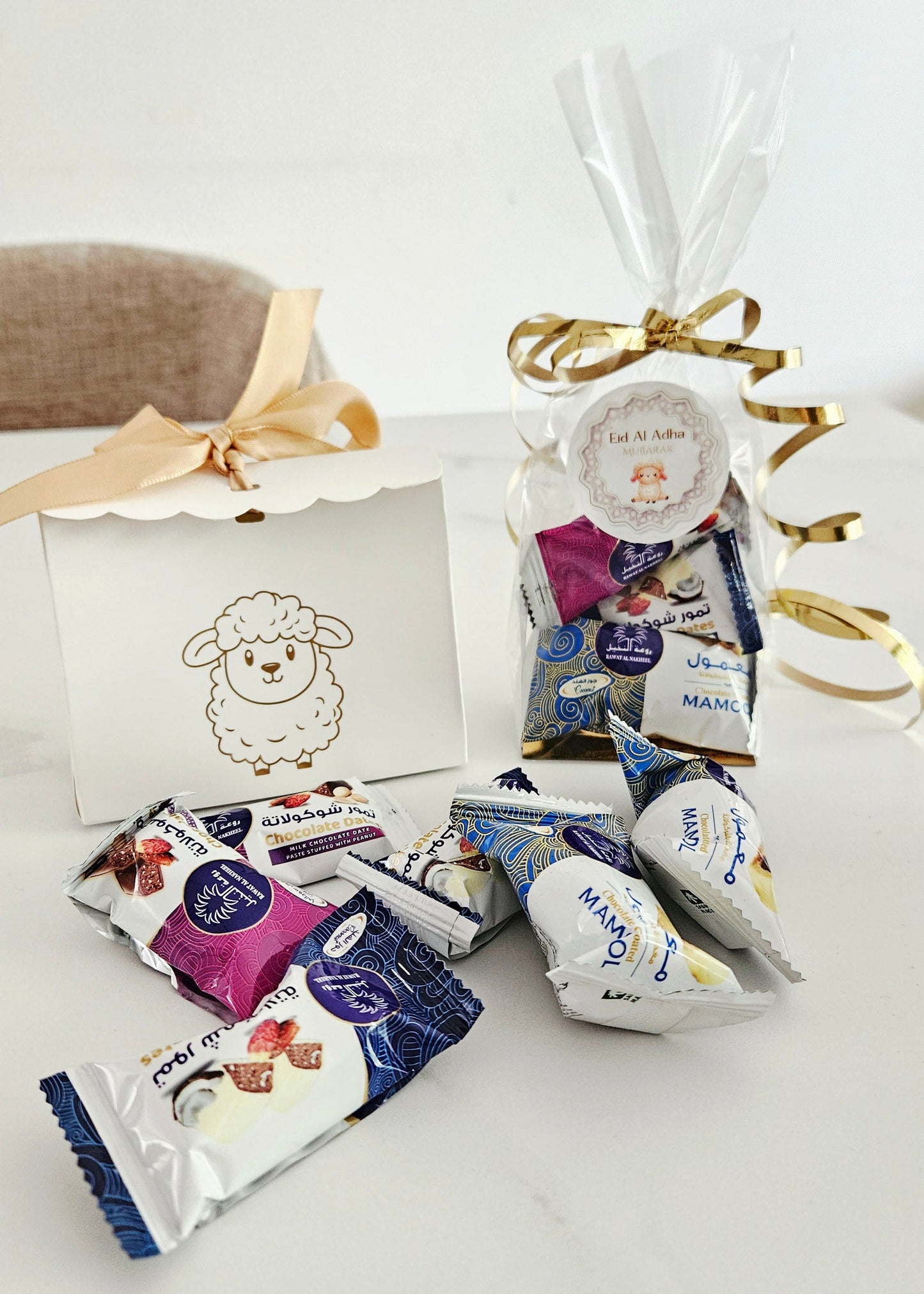 Cadeautje Eid drie verpakte dadels chocolade