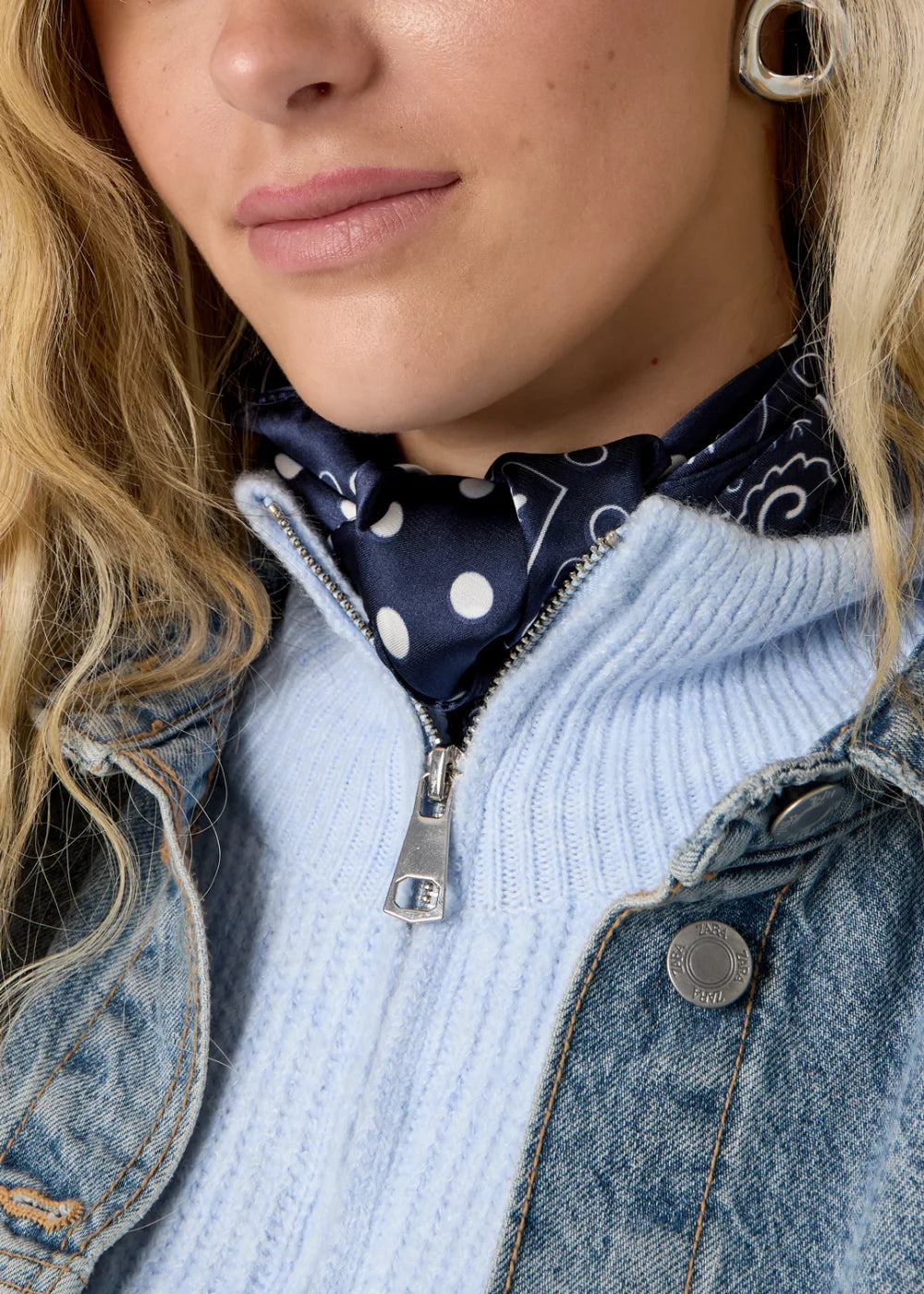 donkerbaluw sjaaltje met polka dots silk zijden glanzend