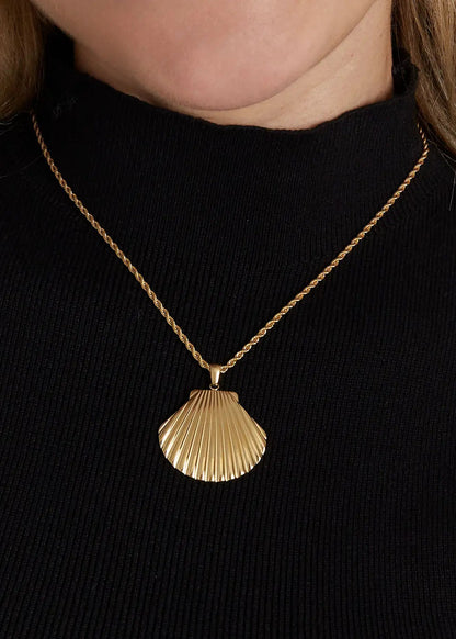 Gouden schelp ketting gedraaid waterproof
