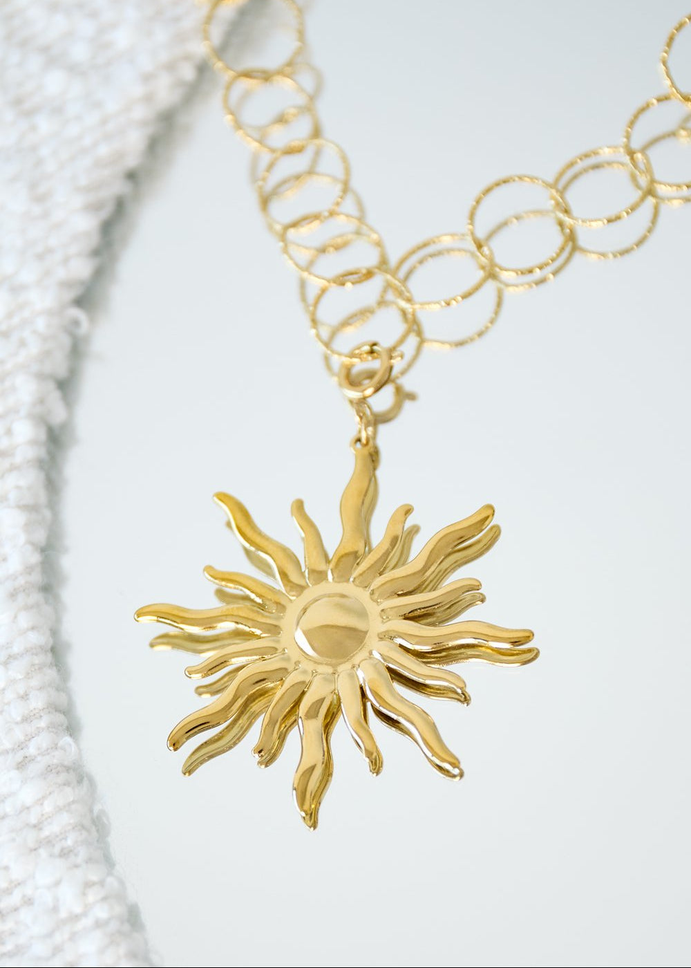 Grote rvs bedel zon zonnetje charm ketting goud