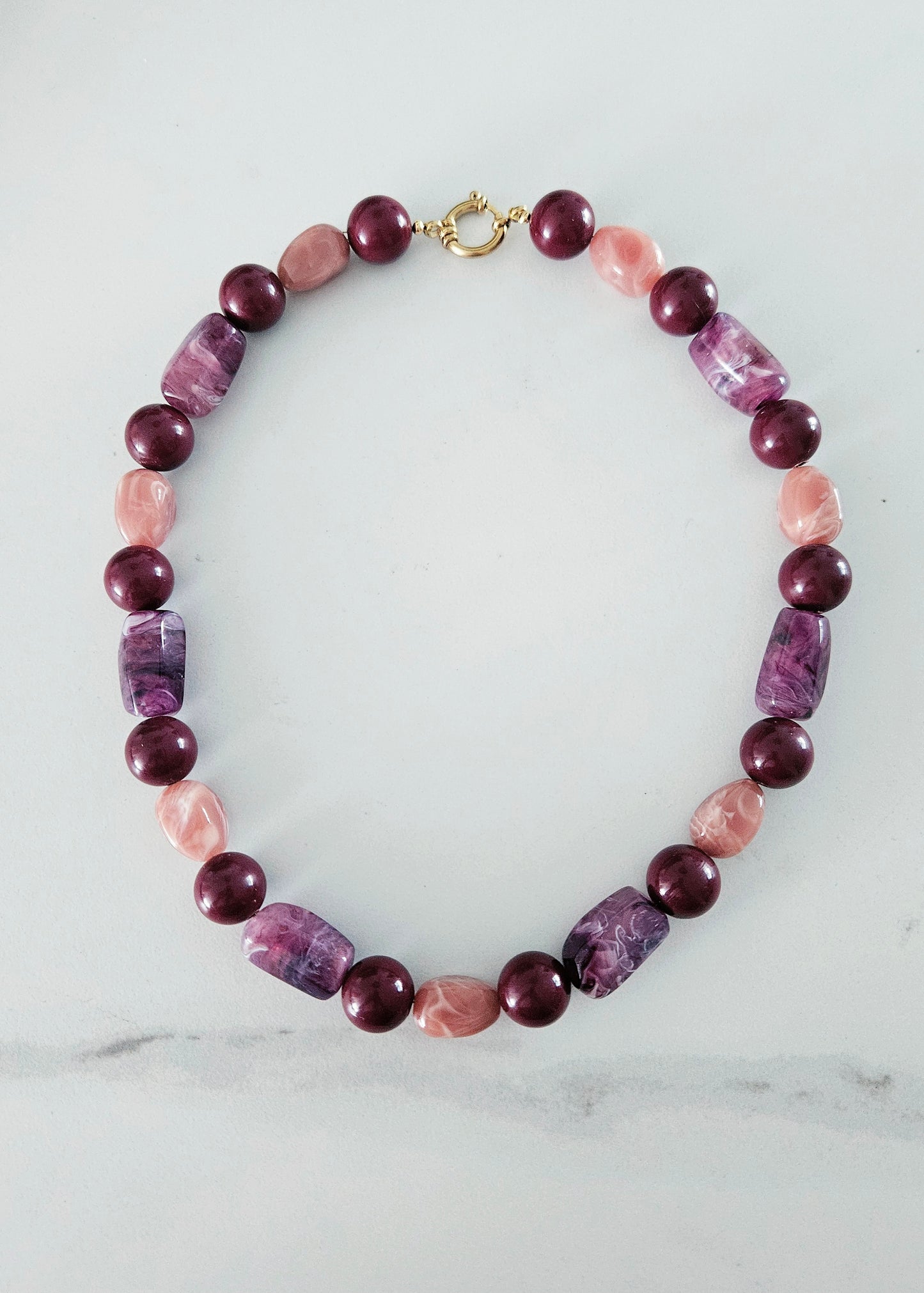 Ketting liza met grote kralen in paars roze en bordeaux