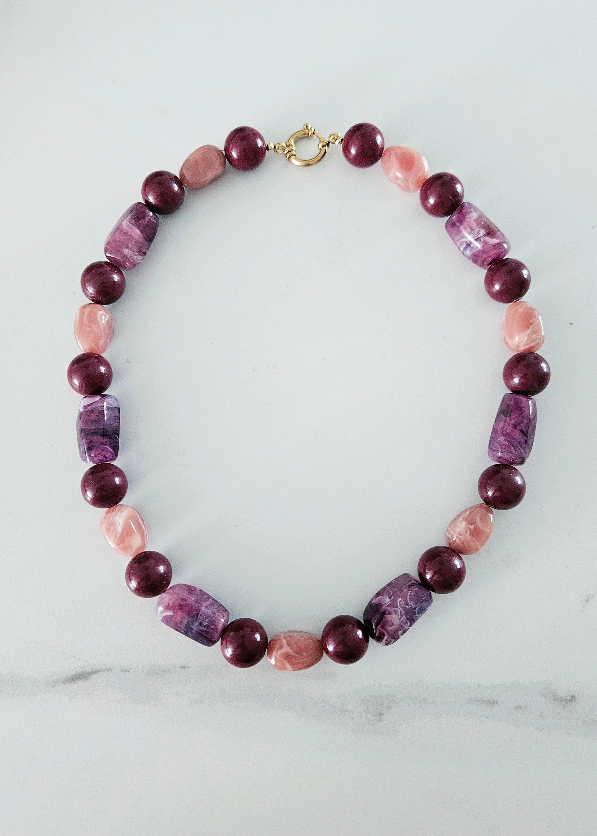 Ketting liza met grote kralen in paars roze en bordeaux