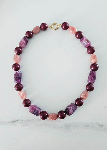 Ketting liza met grote kralen in paars roze en bordeaux