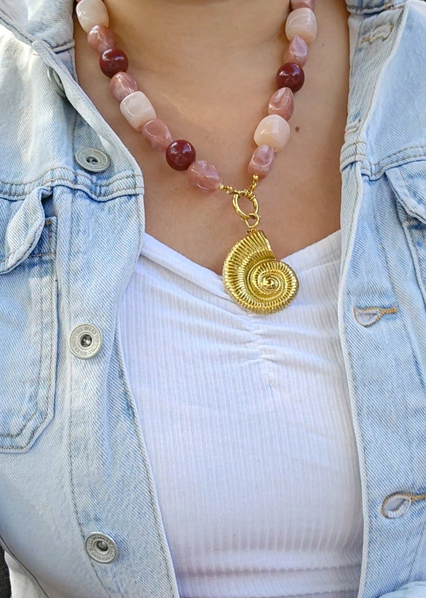 Hippe zomerse ketting met grote roze kralen en gouden bedel