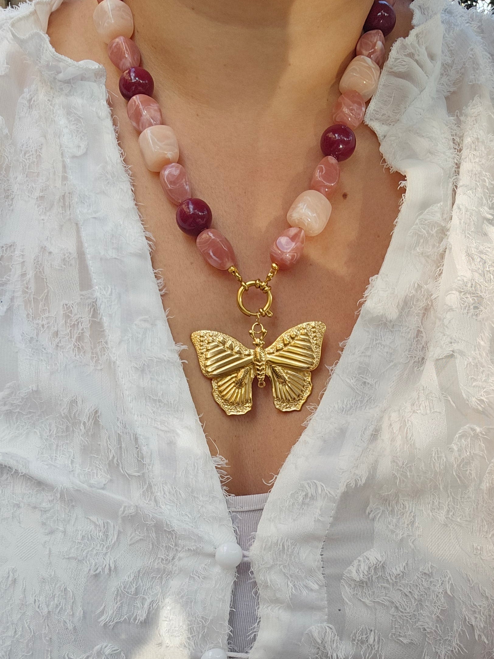 Groete kralenketting met grote bedel van een vlinder