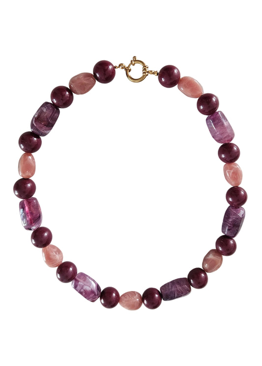 Kralenketting met grote kralen in de kleuren roze paars en rood