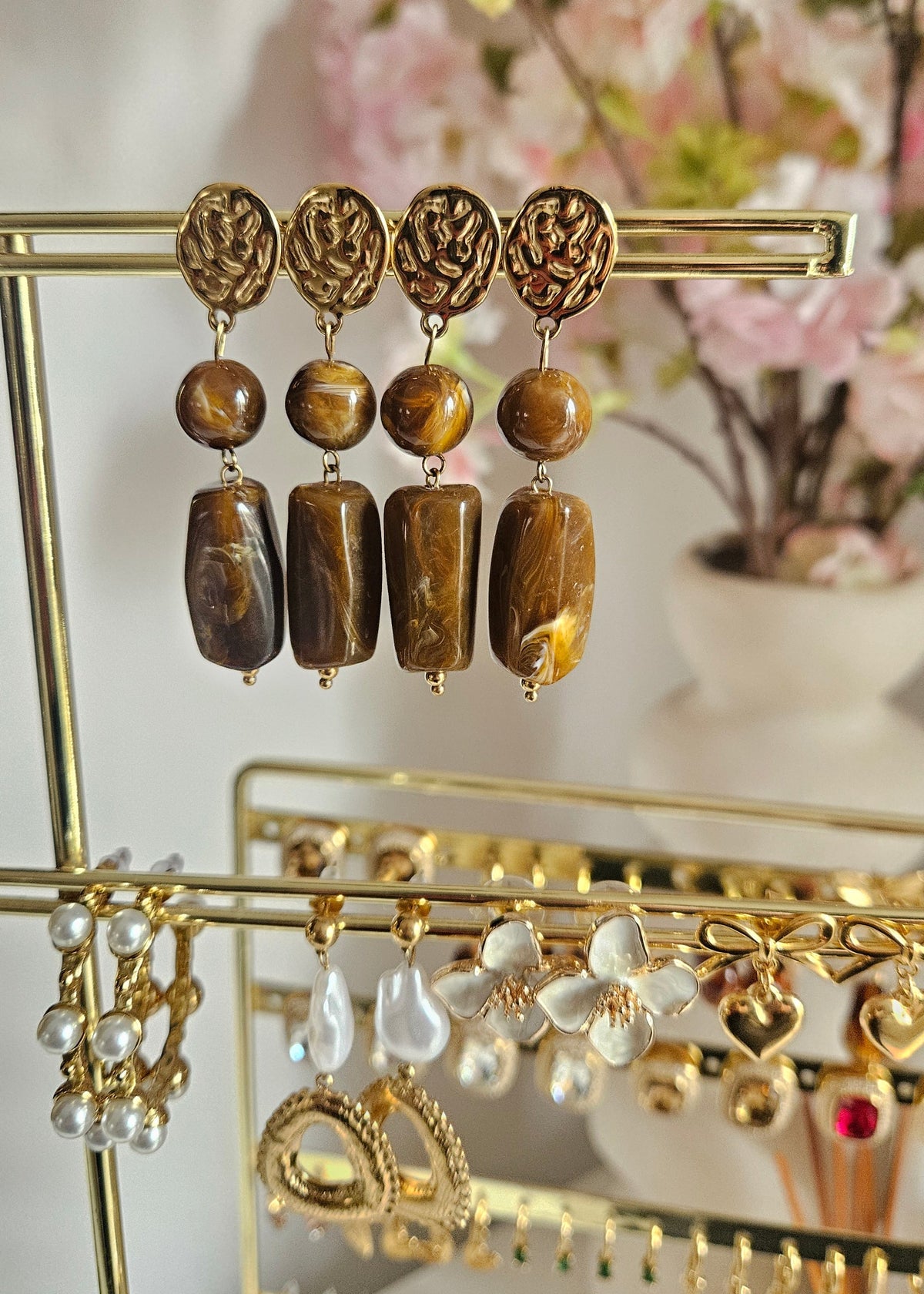 Luxe gouden oorhangers met bruine grote kralen