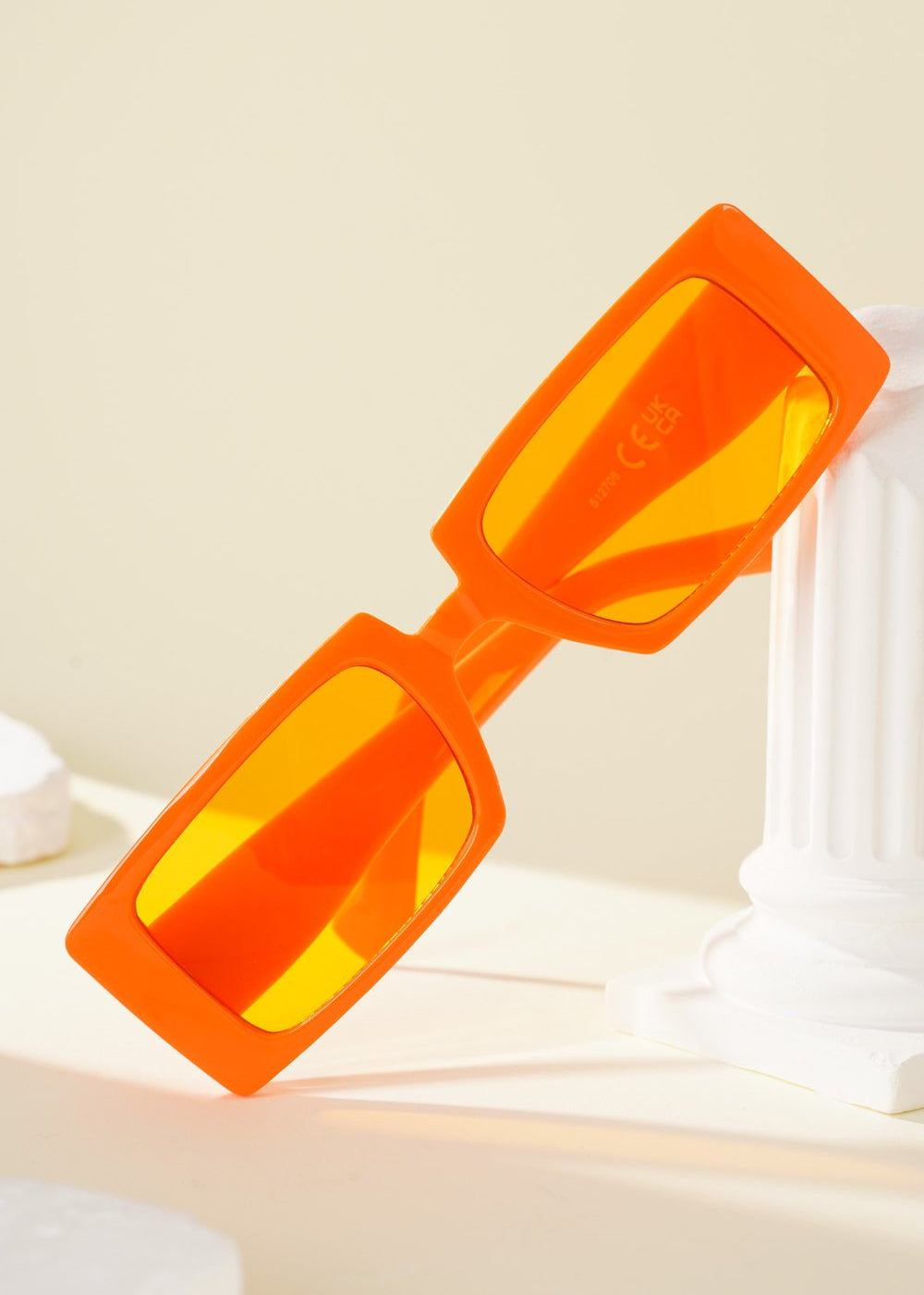 Mooie brede zonnebril oranje festivals