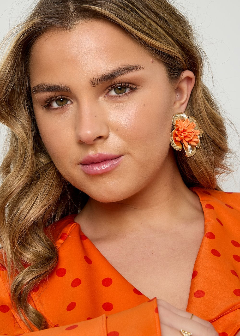 Oorbeleln grote bloemen oranje en goud