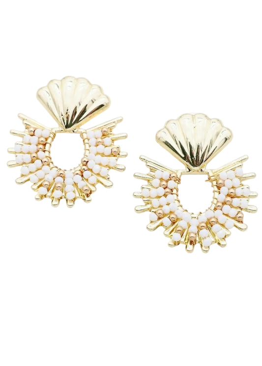 Oorbellen oorhangers schelpjes met kralen wit en beige