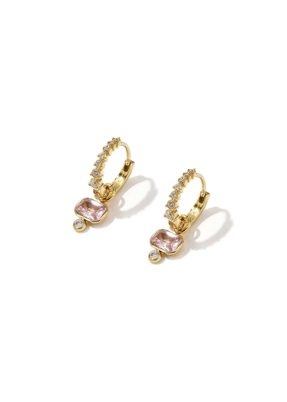 Luxe oorringen met steentjes en een lichtroze steen van By Anoor