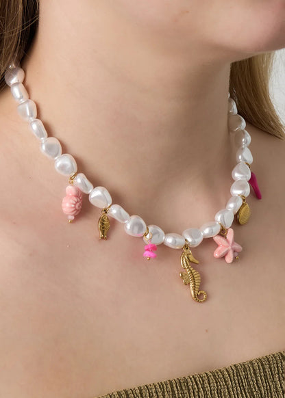 Parelketting met charms en bedels schelpjes