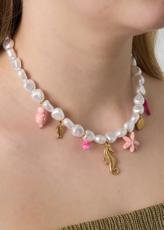 Parelketting met charms en bedels schelpjes
