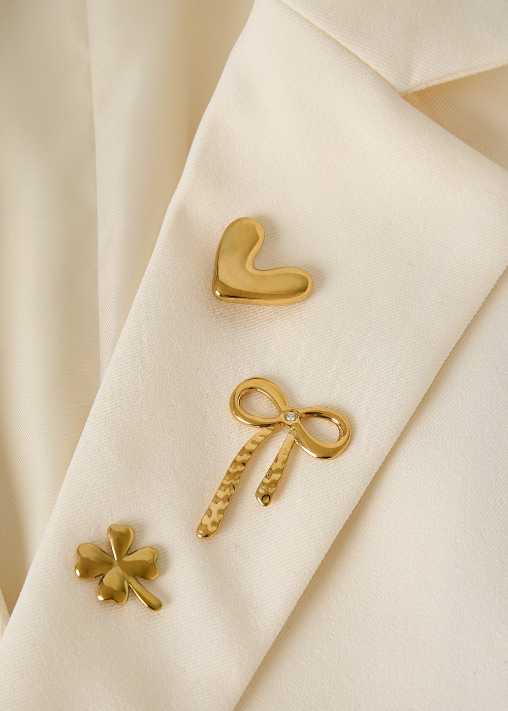 Set met drie broches goud kleur