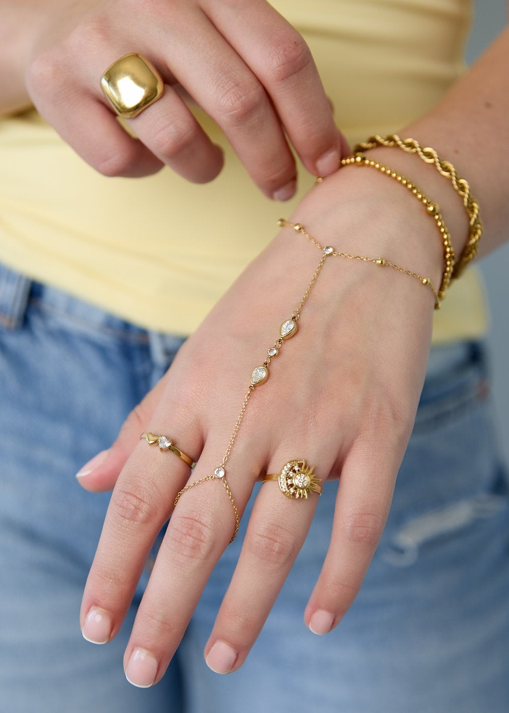 Stoere handchain handketting met ssteentjes