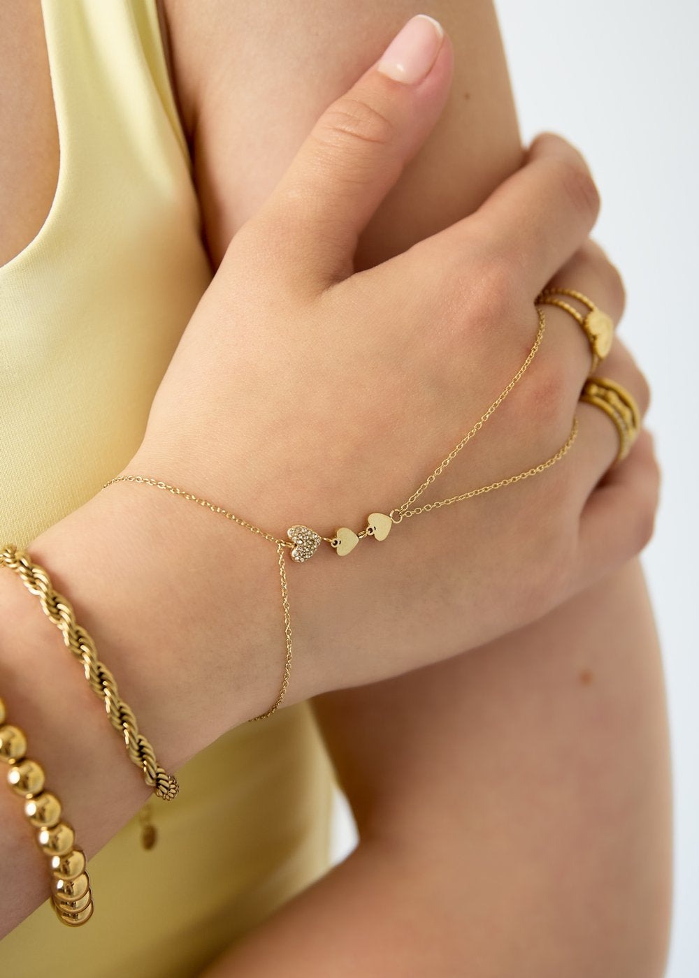 Subtiel handketting goud hartjes hand chain
