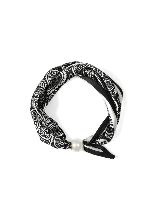 zwart-kort-sjaaltje-glanzend-wit-paisley-patroon